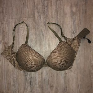 Tan Victoria’s Secret bra